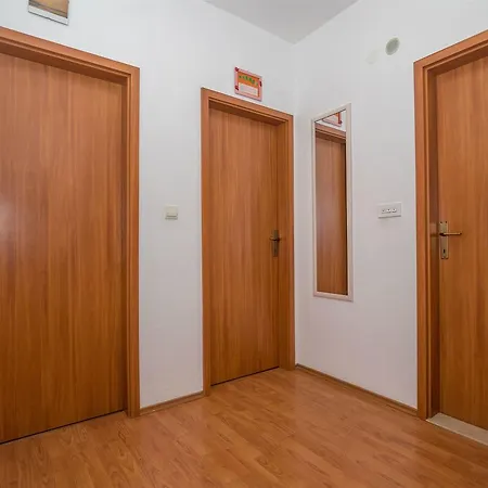 Danijela Апартаменты Каштела